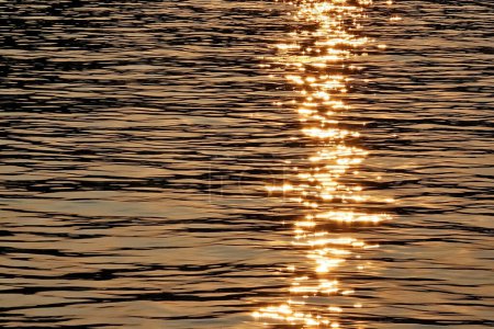 Foto de Luz dorada del atardecer en la superficie del río como fondo. - Imagen libre de derechos