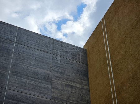 Foto de Edificio Mínimo con Nube Blanca Fondo Cielo Azul. - Imagen libre de derechos