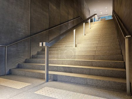 Téléchargez les photos : Faisceau lumineux sur marches d'escalier vides avec rampe. - en image libre de droit