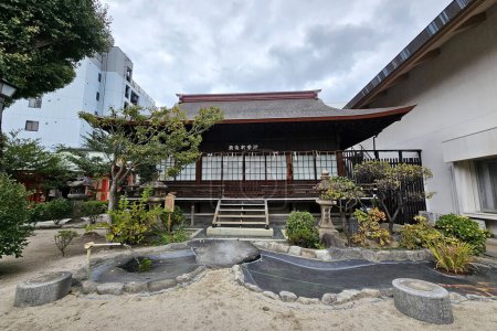 Téléchargez les photos : FUKUOKA, JAPON - 13 NOVEMBRE 2023 : Sanctuaire de Kushida Jinja où se trouve un sanctuaire shintoïste situé à Hakata-ku, Fukuoka, Japon, a été fondé en 757. - en image libre de droit