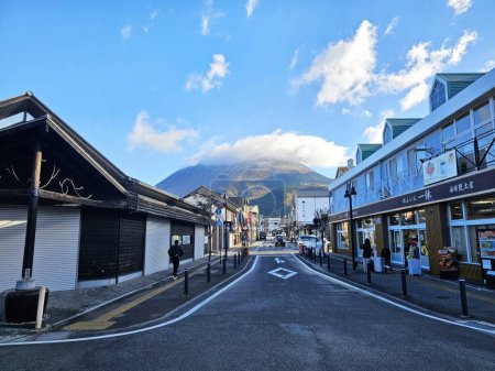 Foto de YUFUIN, JAPÓN - 12 DE NOVIEMBRE DE 2023: Paisaje del Monte Yufu en frente de la estación de Yufuin, donde es un famoso monumento de Yufuin en el distrito de Oita, Japón. - Imagen libre de derechos