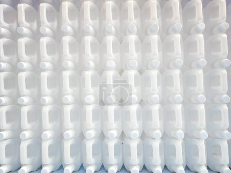 Téléchargez les photos : Mur de conteneurs en plastique blanc dans le concept de recyclage. - en image libre de droit
