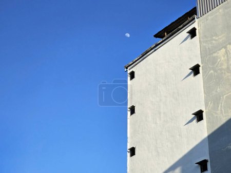 Téléchargez les photos : Bâtiment vintage minimaliste avec fond bleu ciel. - en image libre de droit