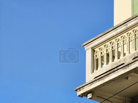 Téléchargez les photos : Balcon vintage minimaliste avec fond bleu ciel. - en image libre de droit