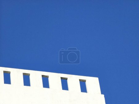 Téléchargez les photos : Mur vintage minimaliste avec fond bleu ciel. - en image libre de droit