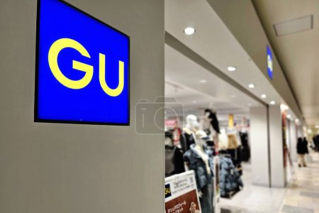 Téléchargez les photos : FUKUOKA, JAPON - 18 NOVEMBRE 2023 : Signature GU. GU est une célèbre marque de mode japonaise. a été lancé en 2006. - en image libre de droit
