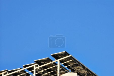 Téléchargez les photos : Système de cellules solaires sur le toit avec fond bleu ciel. - en image libre de droit
