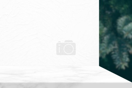 Foto de Mesa de mármol blanco con pared de hormigón y fondo de hojas de pino borroso, adecuada para el fondo de la presentación del producto, pantalla y simulacro. - Imagen libre de derechos