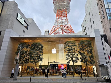 Téléchargez les photos : FUKUOKA, JAPON - 13 NOVEMBRE 2023 : Apple Store à Tenjin. Apple Inc. est une société multinationale américaine de technologie fondée le 1er avril 1976.. - en image libre de droit