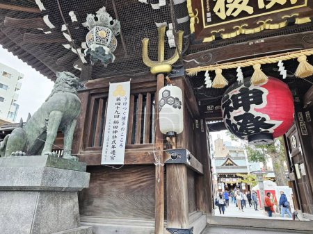Téléchargez les photos : FUKUOKA, JAPON - 13 NOVEMBRE 2023 : Le sanctuaire Kushida Jinja est un sanctuaire shintoïste situé à Hakata-ku, Fukuoka, Japon, a été fondé en 757. - en image libre de droit