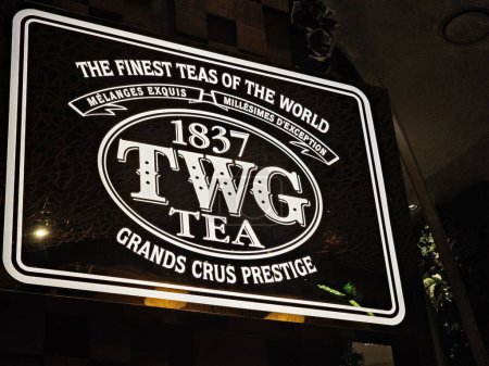 Foto de BANGKOK, TAILANDIA - 28 de diciembre de 2023: TWG Tea Sign. una cadena de casas de té de lujo de Singapur y una marca homónima de té artesanal, fue fundada en 2008. - Imagen libre de derechos