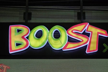 Téléchargez les photos : BANGKOK, THAÏLANDE - 21 DÉCEMBRE 2023 : Boost sign. C'est un célèbre Australia Juice Bars en Thaïlande, a été fondée en Mars 2000. - en image libre de droit
