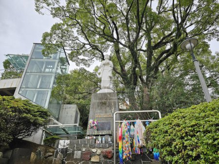 Téléchargez les photos : NAGASAKI, JAPON - 16 NOVEMBRE 2023 : Statue de Sadako Sasaki au parc hypocentre de Nagasaki. Elle est une personne touchée par la bombe à Hiroshima le 6 août 1945. - en image libre de droit