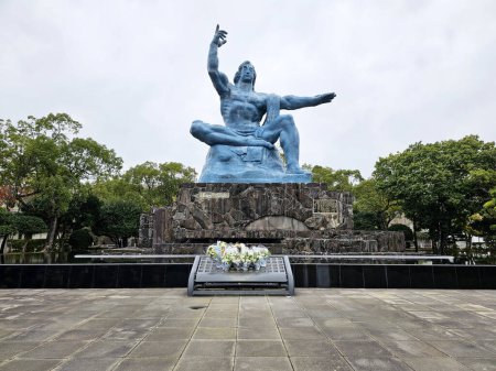 Téléchargez les photos : NAGASAKI, JAPON - 16 NOVEMBRE 2023 : Statue de la Paix au parc hypocentre de Nagasaki. C'est un monument célèbre de Nagasaki. - en image libre de droit