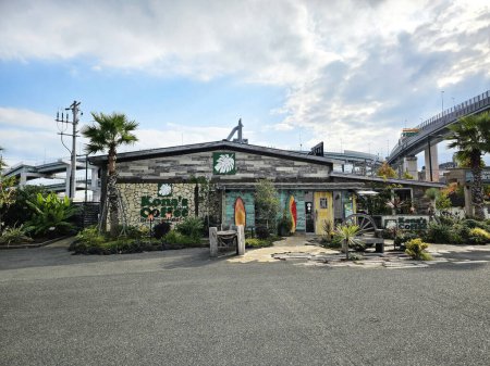 Téléchargez les photos : KITAKYUSHU, JAPON - 15 NOVEMBRE 2023 : Café Konas. C'est un célèbre café à crêpes hawaïen à Kitakyushu. - en image libre de droit