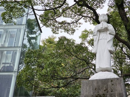 Téléchargez les photos : NAGASAKI, JAPON - 16 NOVEMBRE 2023 : Statue de Sadako Sasaki au parc hypocentre de Nagasaki. Elle est une personne touchée par la bombe à Hiroshima le 6 août 1945. - en image libre de droit