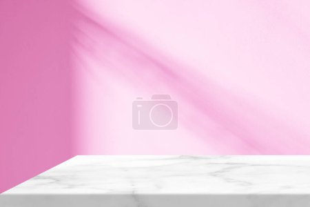 Foto de Mínimo rincón de la mesa de mármol blanco con sombra y haz de luz rosa en fondo de pared de hormigón, adecuado para el fondo de la presentación del producto, pantalla y simulacro. - Imagen libre de derechos