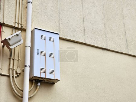 Téléchargez les photos : Old Electric Box on the Concrete Wall. - en image libre de droit