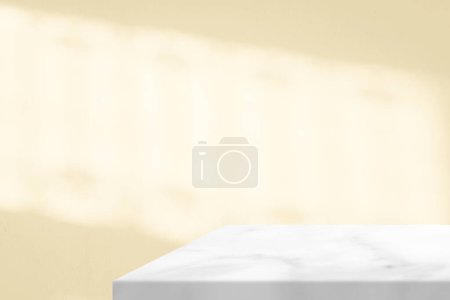 Téléchargez les photos : Minimal White Marble Table Corner with Rose Gold Stucco Wall Texture Background, Suitable for Product Presentation Backdrop, Display, and Mock up. - en image libre de droit