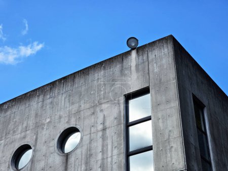 Téléchargez les photos : Bâtiment vintage minimaliste avec fond bleu ciel. - en image libre de droit