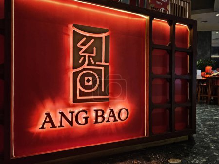 Téléchargez les photos : BANGKOK, THAÏLANDE - 28 DÉCEMBRE 2023 : Ang Bao signe. C'est un célèbre café taïwanais de thés et desserts de qualité supérieure à Bangkok, Thaïlande. - en image libre de droit