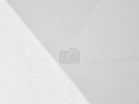 Téléchargez les photos : Mur Stucco blanc avec faisceau de lumière et fond d'ombre. - en image libre de droit