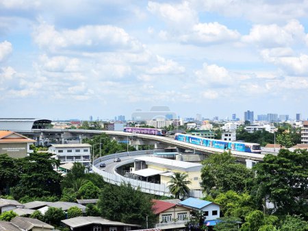 Téléchargez les photos : BANGKOK, THAÏLANDE - 20 SEPTEMBRE 2023 : BTS trains avec fond urbain. Train BTS skytrain. Il est exploité par Bangkok Mass Transit System PCL. - en image libre de droit