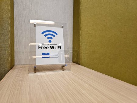 Téléchargez les photos : Panneau Wi-Fi gratuit sur la table en bois à Nagasaki, Japon. - en image libre de droit