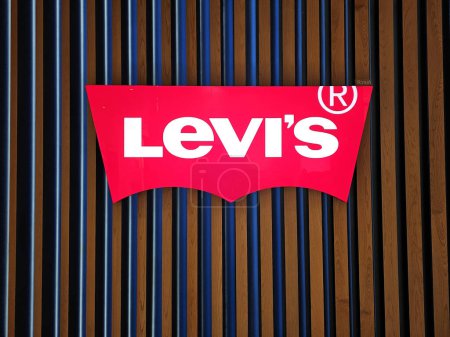 Téléchargez les photos : BANGKOK, THAÏLANDE - 18 JANVIER 2024 : Signe de Levis. Levi Strauss and Co est une entreprise américaine de vêtements fondée en mai 1853.. - en image libre de droit