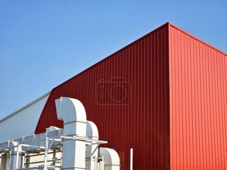Foto de Sistemas de flujo de aire con depósito rojo y fondo azul cielo. - Imagen libre de derechos