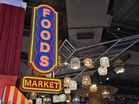 Téléchargez les photos : BANGKOK, THAÏLANDE - 18 JANVIER 2024 : Panneau du marché alimentaire à l'ICONSIAM. ICONSIAM est un centre commercial célèbre et Big à Bangkok, Thaïlande. - en image libre de droit