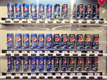Téléchargez les photos : BANGKOK, THAÏLANDE - 25 JANVIER 2024 : Pepsi cola can in Vending Machine. Pepsi est une boisson gazeuse à saveur de cola, fabriquée par PepsiCo. - en image libre de droit