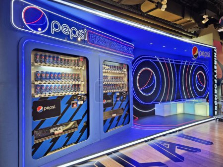 Téléchargez les photos : BANGKOK, THAÏLANDE - 25 JANVIER 2024 : Panneau de gare Pepsi fizzy. Pepsi est une boisson gazeuse à saveur de cola, fabriquée par PepsiCo. - en image libre de droit
