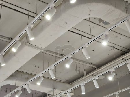 Téléchargez les photos : Projecteurs sur le plafond de l'entrepôt, adapté au concept électrique. - en image libre de droit