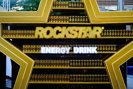 Foto de BANGKOK, TAILANDIA - 06 DE OCTUBRE DE 2022: Rockstar Energy Drink Sign and Display. Rockstar es una bebida energética fundada por Russell Weiner en 2001. - Imagen libre de derechos