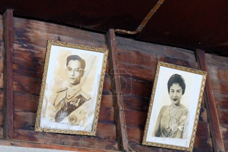 Foto de BANGKOK, TAILANDIA - 09 DE MAYO DE 2017: Retrato del Rey Bhumibol Adulyadej y Su Majestad la Reina Sirikit en Wood Wall. Retratos del rey y la reina tailandeses se ven en todas las casas de Tailandia. - Imagen libre de derechos
