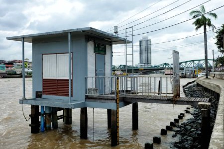 Téléchargez les photos : BANGKOK, THAÏLANDE - 18 JUILLET 2017 : Station de télémesure, Système de télémesure est un outil de surveillance des niveaux d'eau de la rivière. - en image libre de droit