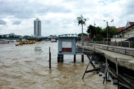 Téléchargez les photos : BANGKOK, THAÏLANDE - 18 JUILLET 2017 : Station de télémesure, Système de télémesure est un outil de surveillance des niveaux d'eau de la rivière. - en image libre de droit