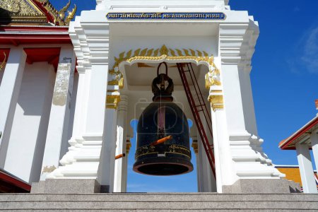 Téléchargez les photos : BANGKOK, THAÏLANDE - 04 SEPTEMBRE 2017 : Gros plan Grande cloche dans le pavillon du temple Wat Kalayanamit. C'est la plus grande cloche de Thaïlande. - en image libre de droit