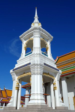 Foto de BANGKOK, TAILANDIA - 04 DE SEPTIEMBRE DE 2017: Gran pabellón de campana en el templo Wat Kalayanamit. Hay la campana más grande de Tailandia dentro de este pabellón. - Imagen libre de derechos