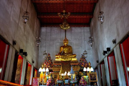 Photo for BANGKOK, THAILAND - OCTOBER 09, 2017: Ancient Golden Buddha Image inside Church at Wat Pradu Chim Phli Temple where located at Bangkok Yai district Bangkok, Thailand. - Royalty Free Image