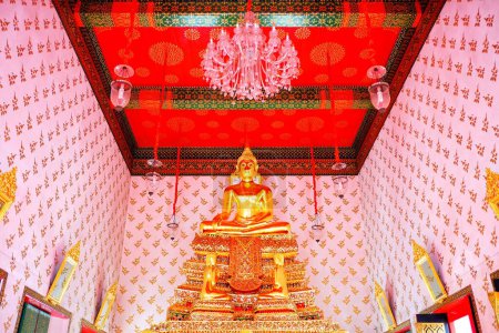 Téléchargez les photos : BANGKOK, THAÏLANDE - 31 OCTOBRE 2017 : Ancienne image de Bouddha d'or à l'intérieur de Chruch au temple Wat Nang Ratchaworawihan, Bangkok
. - en image libre de droit