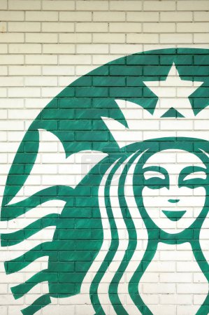 Téléchargez les photos : BANGKOK, THAÏLANDE - 31 OCTOBRE 2017 : Signe Starbucks sur un mur de briques. Il a été fondé en Thaïlande en juillet 1998. - en image libre de droit