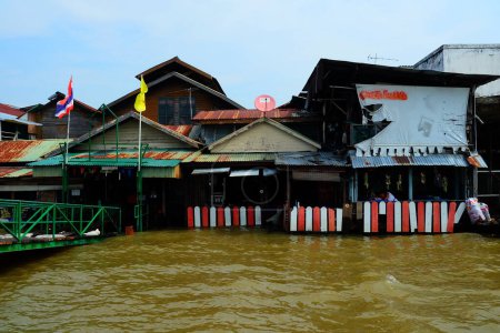Foto de BANGKOK, TAILANDIA - 07 DE NOVIEMBRE DE 2017: Inundación en Tha Tien Cross River Ferry Pier. Se encuentra junto al famoso mercado Tha Tien, no muy lejos del templo de Buda Esmeralda. - Imagen libre de derechos