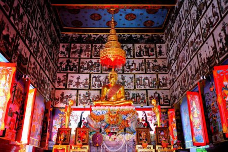 Foto de BANGKOK, TAILANDIA - 23 DE NOVIEMBRE DE 2017: Antigua imagen de Buda Dorado en la iglesia en Wat Nak Prok Temple, Bangkok Tailandia. - Imagen libre de derechos