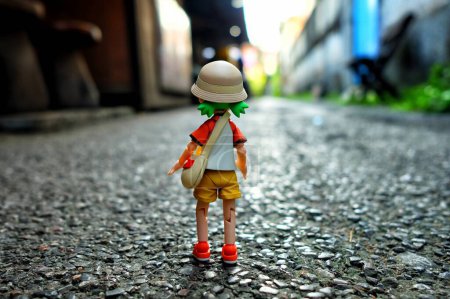 Foto de BANGKOK, TAILANDIA - 23 de noviembre de 2017: Figura de anime miniatura de Yotsuba Koiwai parada en la carretera. Es famosa serie de comedia japonesa maga. - Imagen libre de derechos
