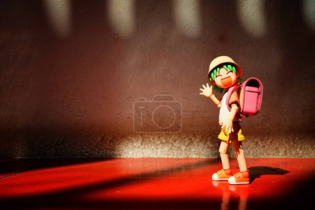 Foto de BANGKOK, TAILANDIA - 27 DE NOVIEMBRE DE 2017: Miniatura de Yotsuba Koiwai figura de anime va a la escuela. Es famosa serie de comedia japonesa maga. - Imagen libre de derechos
