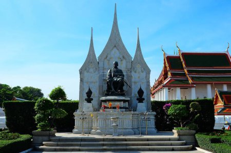 Foto de BANGKOK, TAILANDIA - 27 DE NOVIEMBRE DE 2017: Monumento al Rey Rama III, Se encuentra frente al Templo Wat Ratchanatdaram. Fue el tercer monarca de Siam bajo la dinastía Chakri.. - Imagen libre de derechos