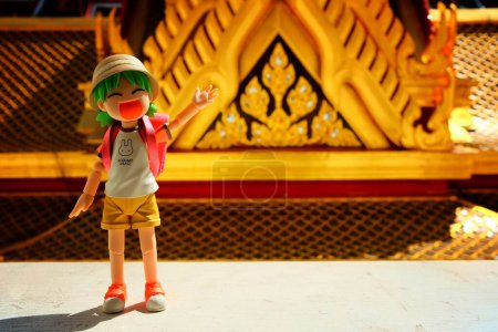 Téléchargez les photos : BANGKOK, THAÏLANDE - 27 NOVEMBRE 2017 : Miniature Yotsuba Koiwai figure animée voyageant au Temple Loha Prasat, Bangkok. Yotsuba Koiwai est une célèbre série de comédies maga japonaise. et Loha Prasat Temple est célèbre point de repère de la Thaïlande, situé sur Ratchadamno - en image libre de droit