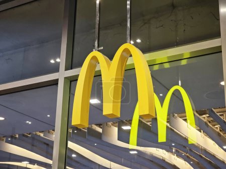 Foto de Bangkok, Tailandia - 09 de febrero de 2024: Logotipo y signo electrónico del restaurante McDonald 's McDonald' s fue establecido por su hermano Mac en 1948. - Imagen libre de derechos